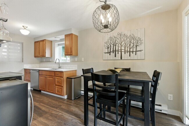 Foto del edificio - Sweet & Cozy 3 Bed 1 Bath condo available now! Lake Oswego