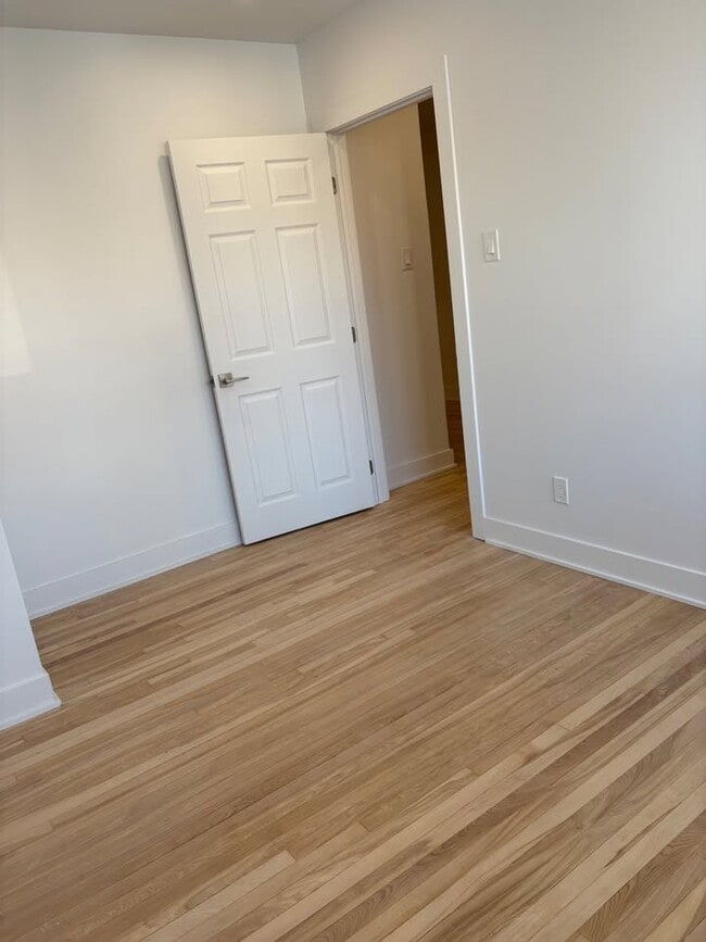 Photo du bâtiment - 4940 Edouard Montpetit Blvd