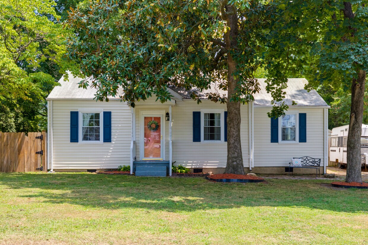 Primary Photo - 2401 Salua Dr