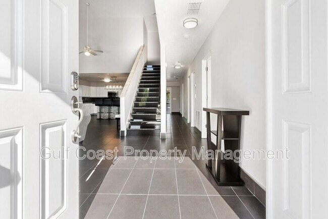 Building Photo - 651 Avenida Del Norte