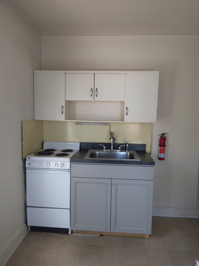 Kitchen - 35 Manor Ave