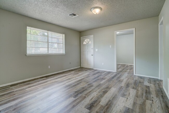 Photo - 4 bed, 1.5 bath home in okc,ok