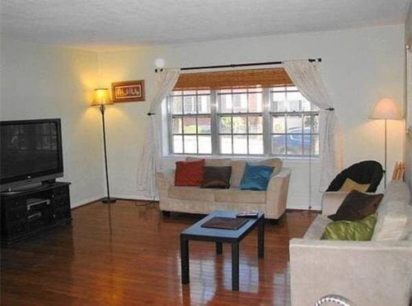 Foto del edificio - 214 Lake Shore Rd