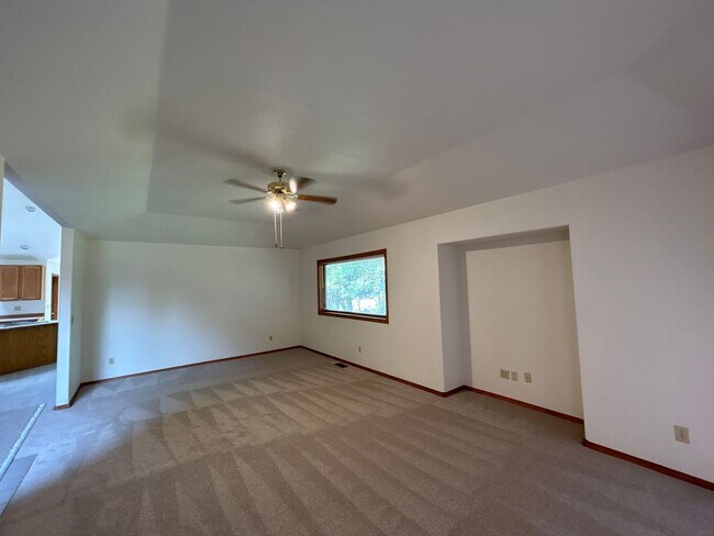 Building Photo - 3 Bedroom / 2 Bathroom Home in the Star Ri...