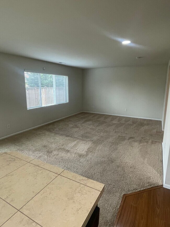 Building Photo - Newer, Open Concept Home with 4 Bedroom 2....