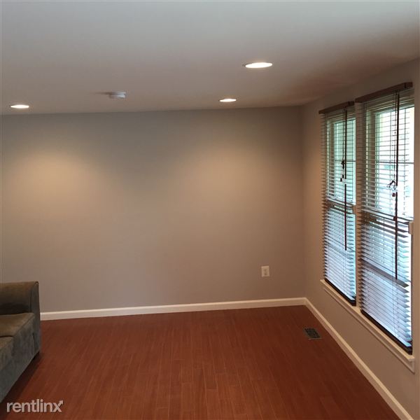 Building Photo - 302 Shady Glen Dr
