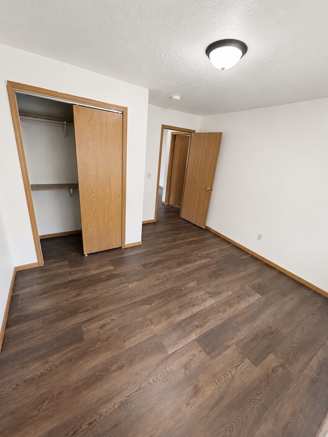 Building Photo - Large Upstairs 2 Bedroom in Faribault