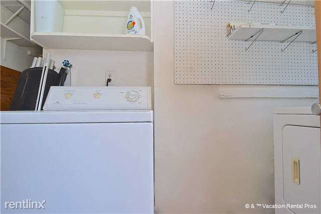 Building Photo - 100 Aurora St E