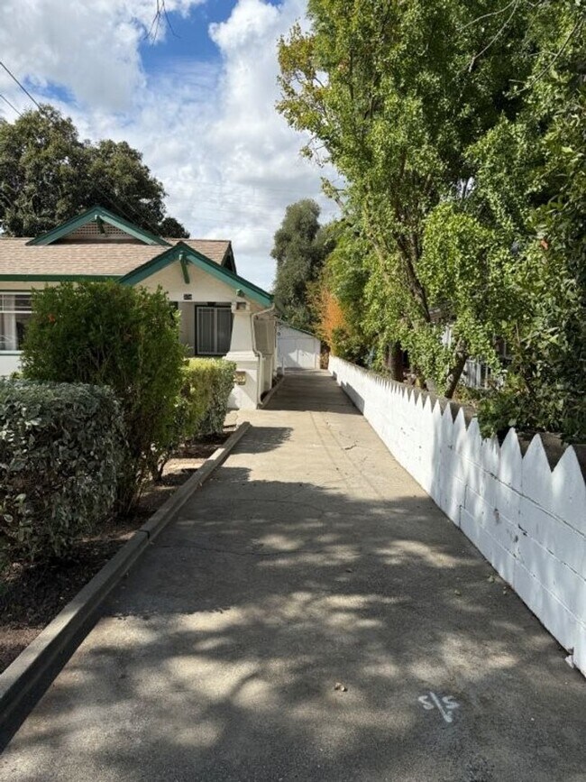 Foto del edificio - Rare 2 Bedroom Home Downtown Dixon *Star R...