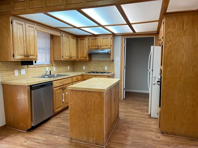 Building Photo - SF-2402 Savannah/Three Units