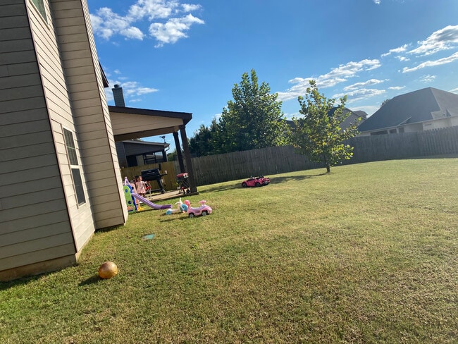 Great Yard Space - 414 Rolling Acres Dr