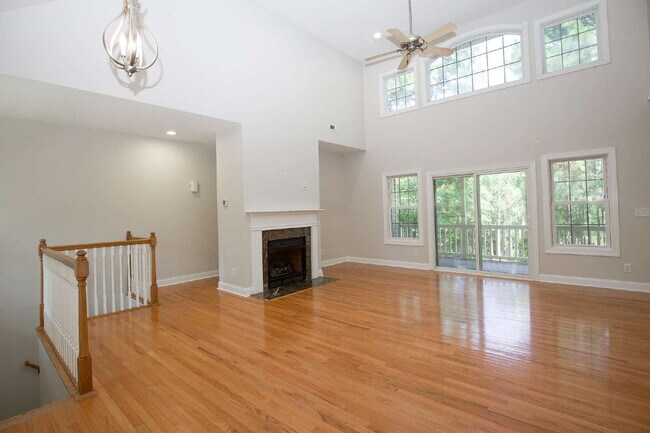 Foto del edificio - "Spacious 3-Bedroom Retreat with 3200 Sq Ft of Comfort in Seven Lakes!"