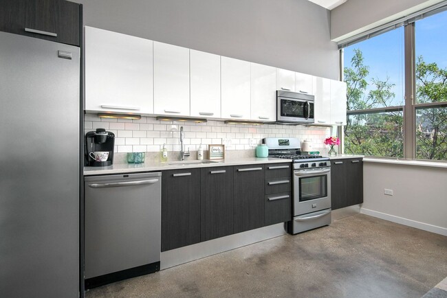 stainless steal appliances, quartz countertops - 1240 W Randolph St