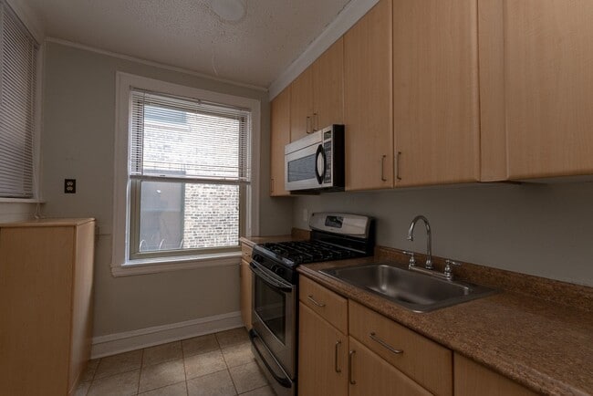 Building Photo - 549.5 W Surf St