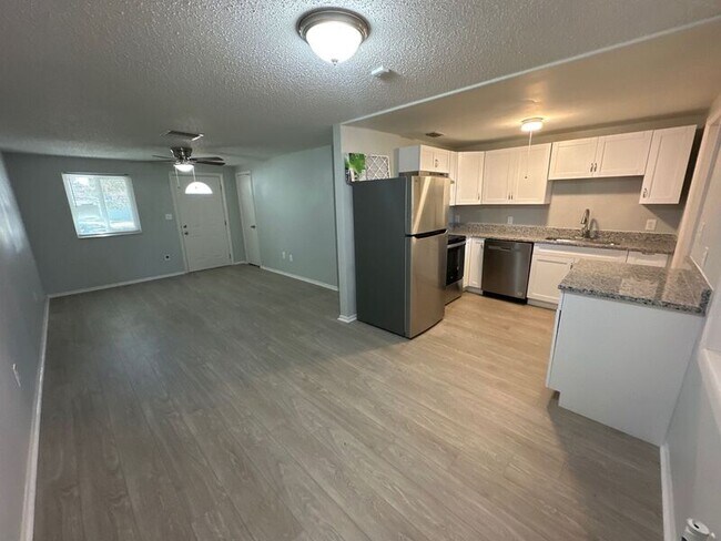 Foto del edificio - 1025 Jadewood Ave