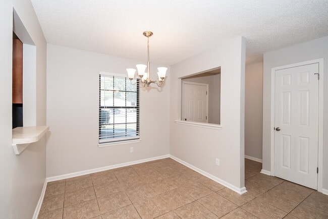 Building Photo - 10827 Carrington Ct