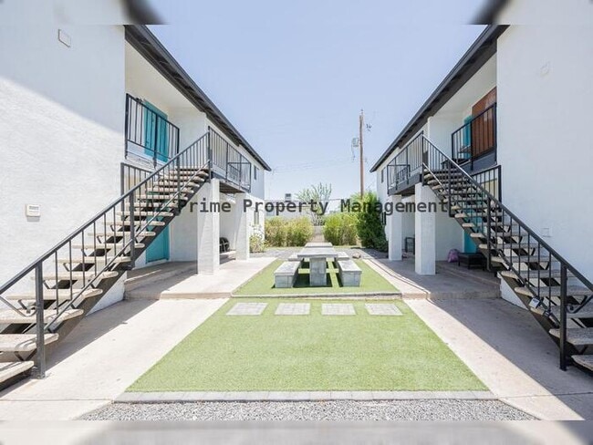 Photo - 719 N 12th Ave Apartment