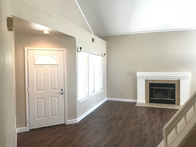 Foto del edificio - 4 bed & 3 full bathrooms in Tracy!