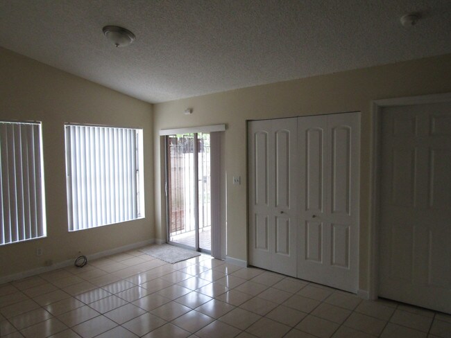 Foto del edificio - 2600 W 74th Terrace