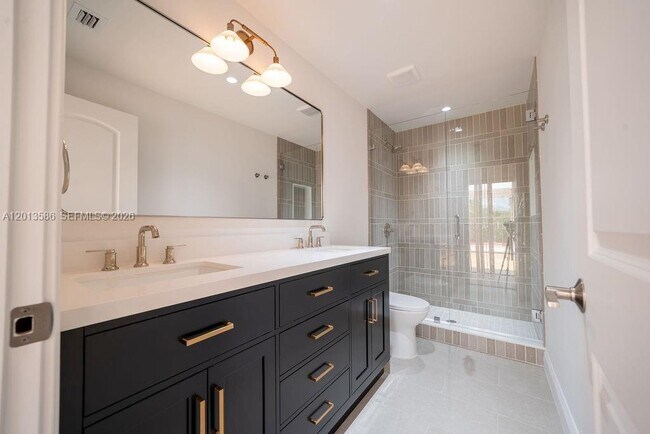 Foto del edificio - South Greenway Drive, Coral Gables, FL 33134 - 3 BR 2 BA single-family home