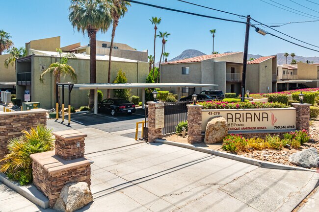 Entrada a la comunidad - Ariana at El Paseo Boutique Apartment Homes