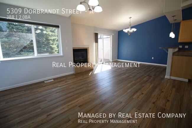 Building Photo - Three Bed Townhome with Fenced Yard and W/...