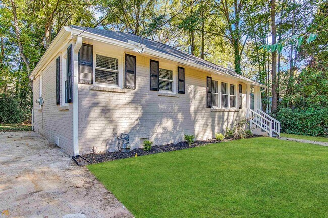 Building Photo - 1807 Oakmont Dr NW