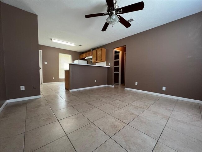 Foto del edificio - 3-Bedroom, 2-Bathroom Duplex in A Convenie...