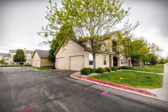 Building Photo - Amazing 1st Floor Condo