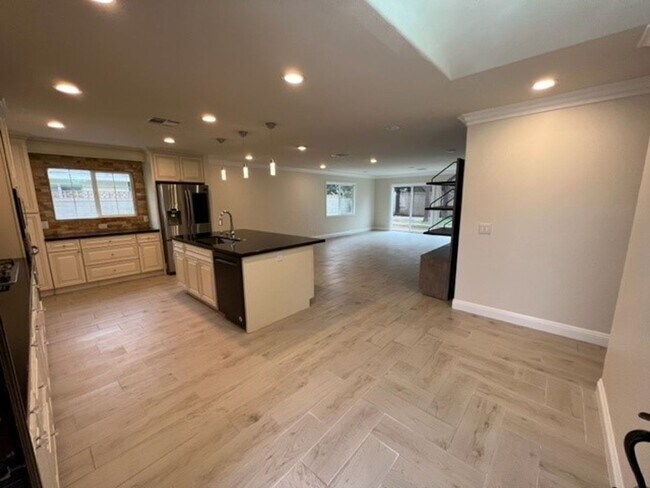 Foto del edificio - Beautiful: 4 Bedroom 3 Bath Home,