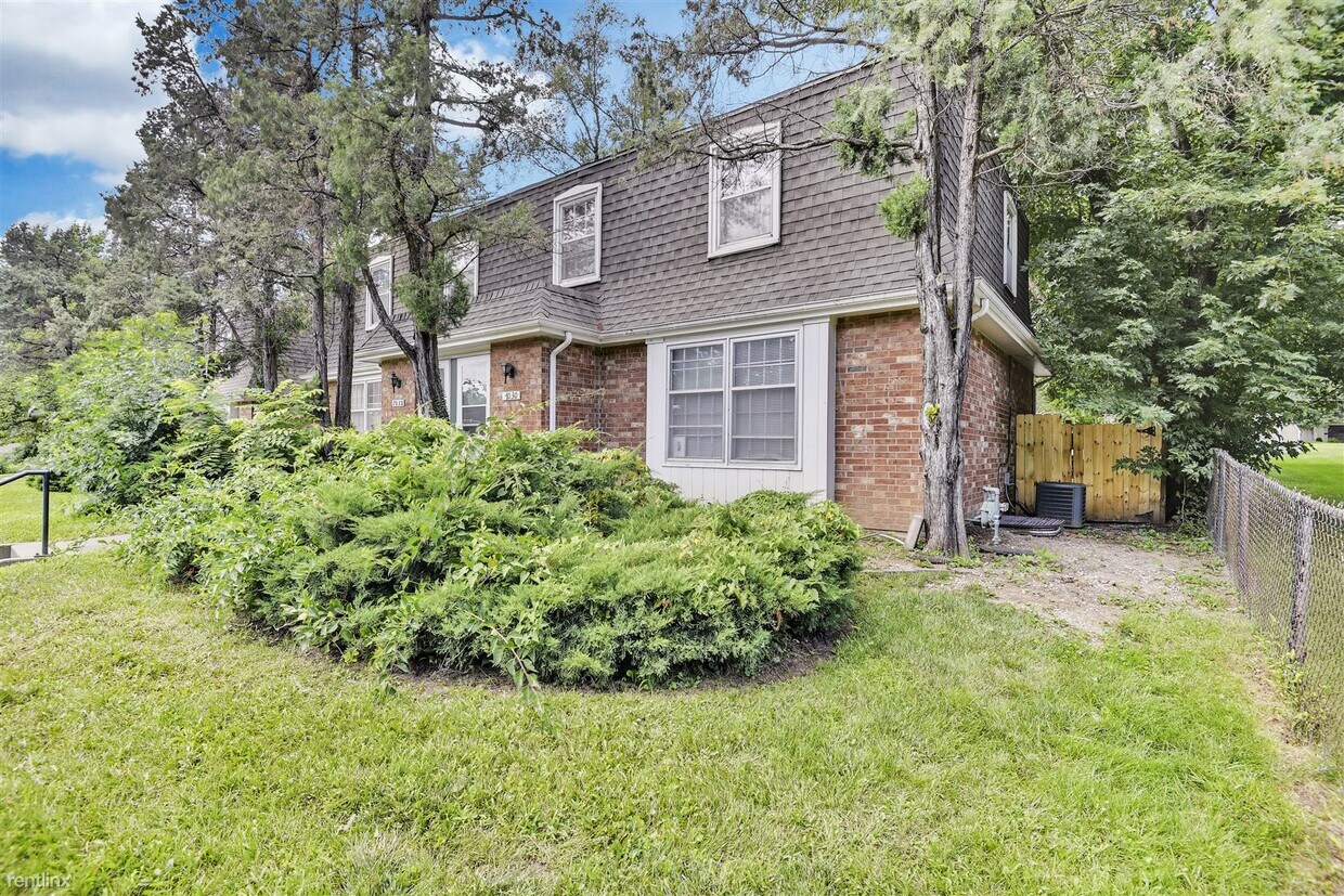 Primary Photo - 3 br, 2.5 bath Townhome - 7030 Metcalf Avenue