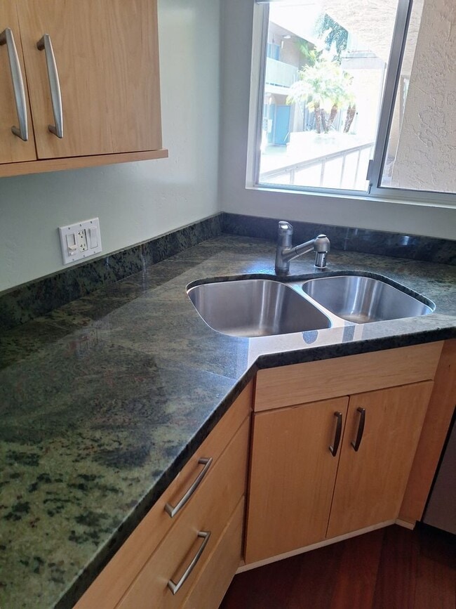 Building Photo - Spacious 2 bedroom