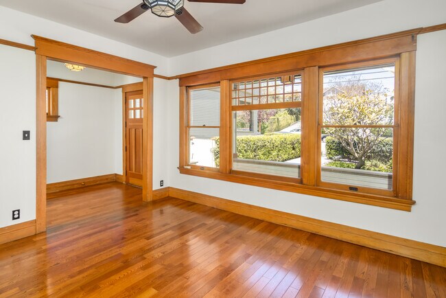 sala de estar con vista al patio delantero - 847 E Kensington Rd