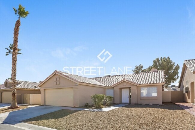 Building Photo - 4 Bedroom Home in Guard Gated Commnity!!
