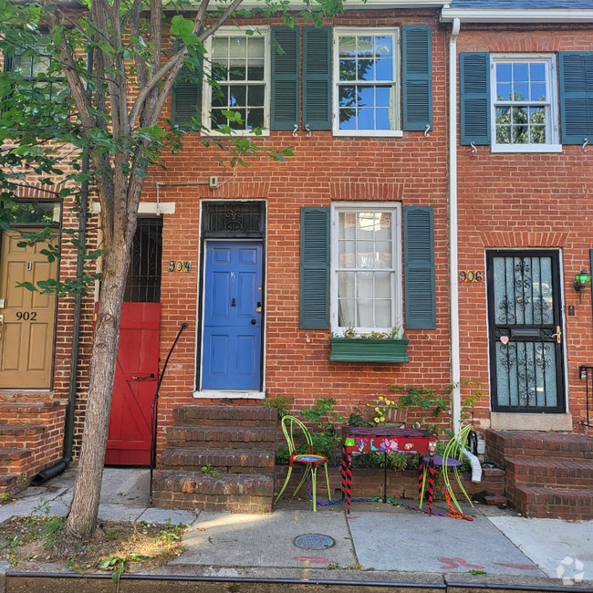 Building Photo - 904 Tyson St