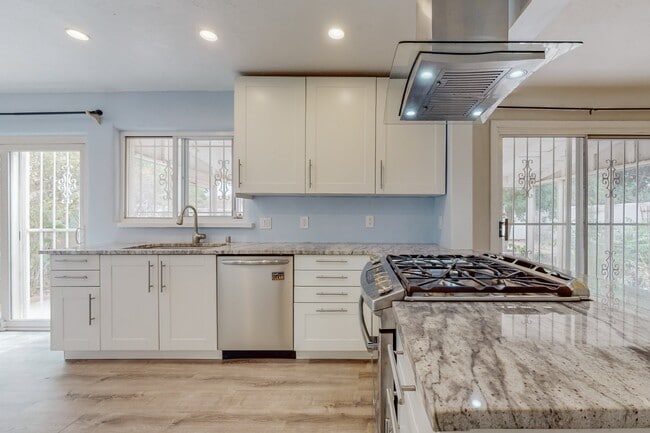 Building Photo - 612 Truman St SE