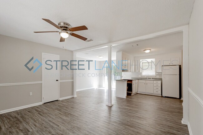 Building Photo - Holiday Special! Half Months Rent Free, Si...