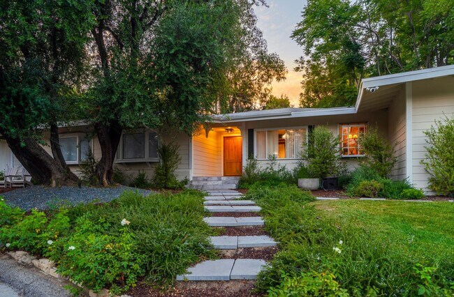 Building Photo - Beautiful Tarzana Rental!