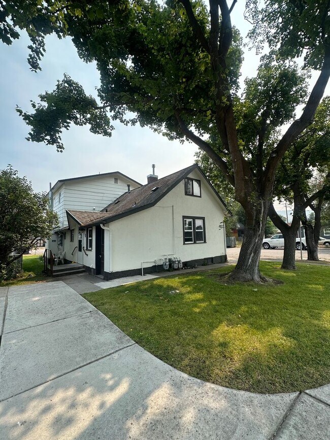 Foto del edificio - 2356 Dixon Ave