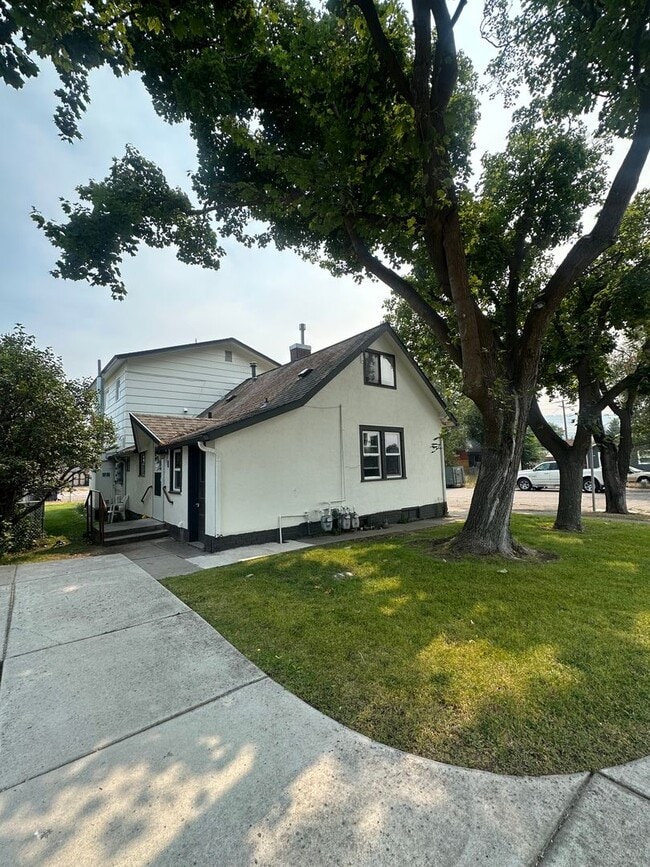 Building Photo - 2356 Dixon Ave