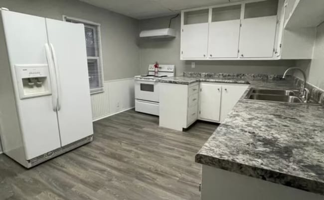 Building Photo - Spacious 4-Bed Home with 2-Car Garage & Ba...