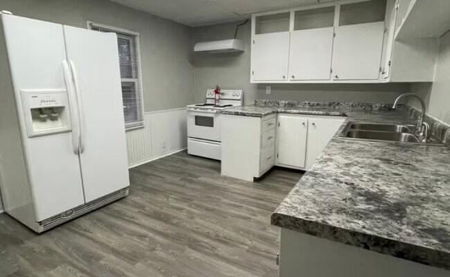 Foto del edificio - Spacious 4-Bed Home with 2-Car Garage & Backyard in the Heart of Onalaska!