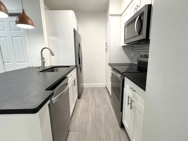 Foto del edificio - Modern 1 Bedroom Condo in The Preserve At Rivers Edge!