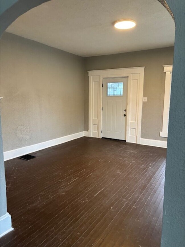 Foto del edificio - 4 bedroom House On Lasalle St!
