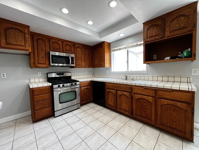Building Photo - Spacious 3-Bedroom Home for Lease in Prime...
