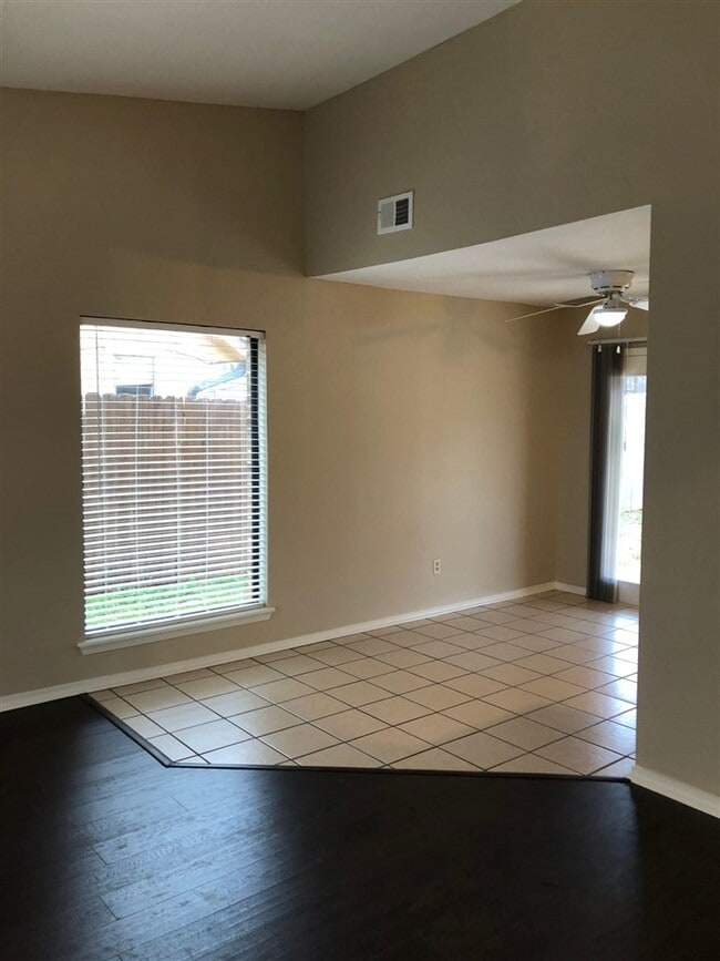 Building Photo - 1405 SE Hillcrest Ave