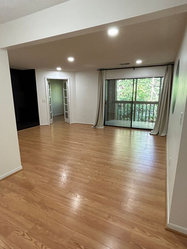 Building Photo - Well maintained second level 2 bedroom con...