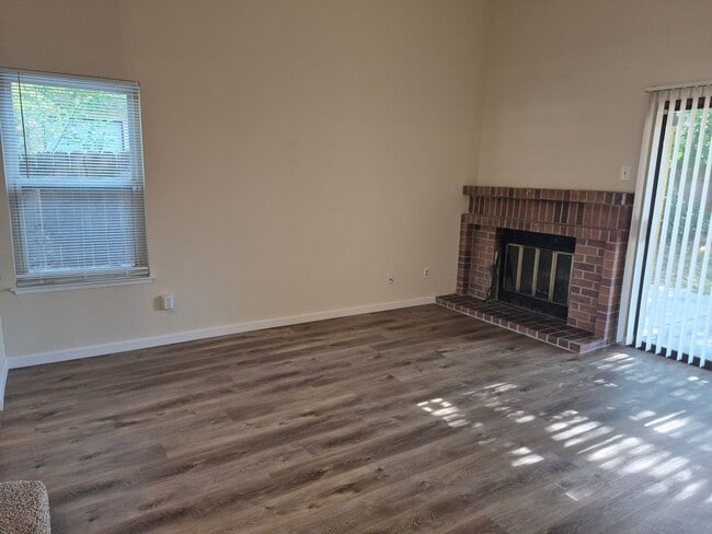 Building Photo - Adorable 3 bedroom 2.5 bath home