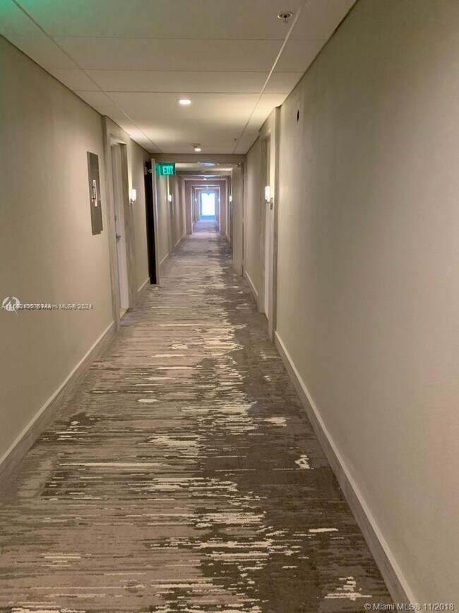 Foto del edificio - 10275 Collins Ave