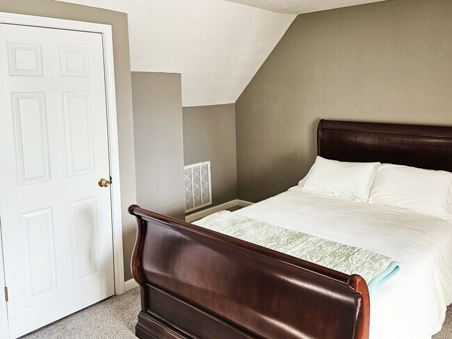 Foto del edificio - 1585 Cedar Springs Cir